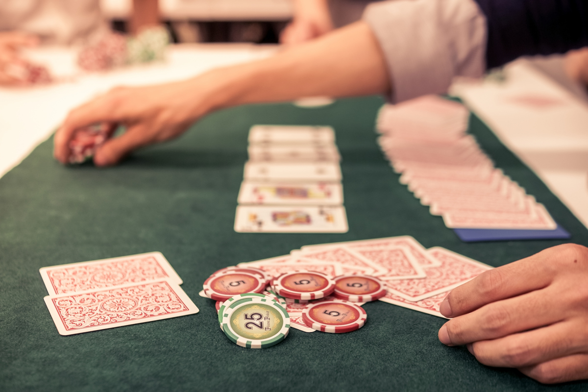 ポーカーを楽しくプレイしているお客様の写真